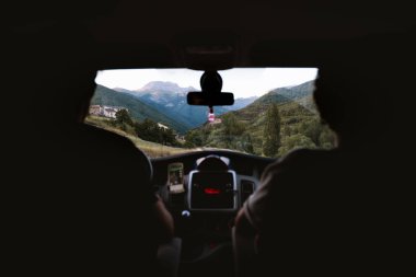 Sürücü ve yolcu Pyrenees üzerinden bir sürücü sırasında yolculuk zevk