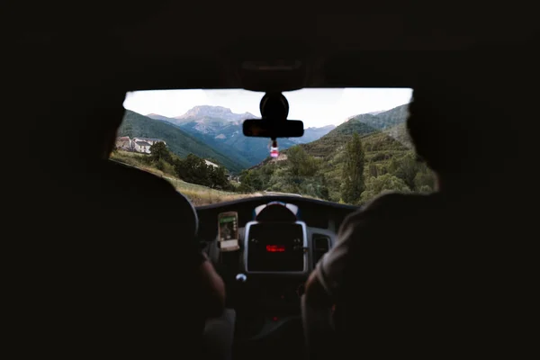 Sürücü ve yolcu Pyrenees üzerinden bir sürücü sırasında yolculuk zevk