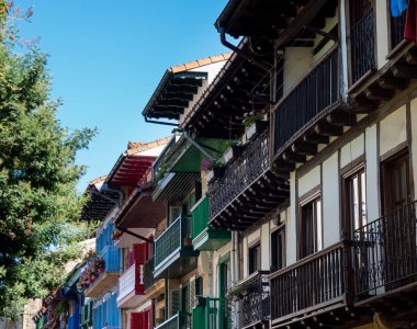 Hondarribia'nın eski şehrinin renkli cepheleri