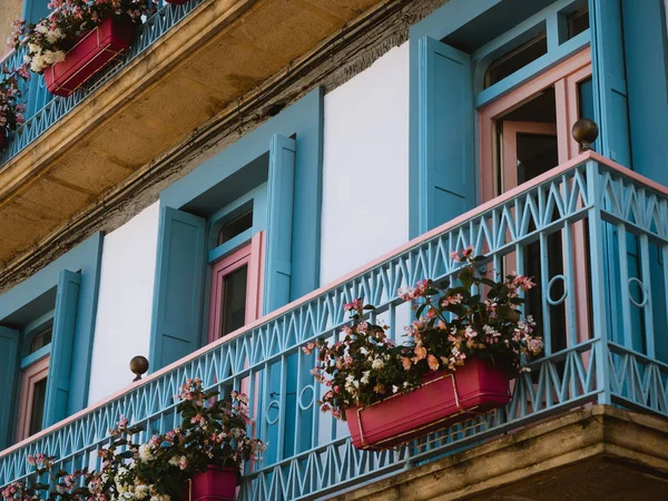 Hondarribia'nın eski şehrinin renkli cepheleri