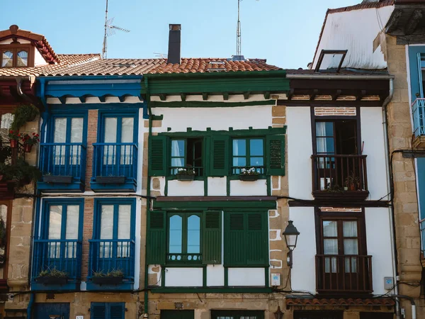 Hondarribia'nın eski şehrinin renkli cepheleri