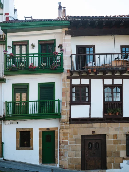 Coloridas fachadas del casco antiguo de Hondarribia — Foto de Stock