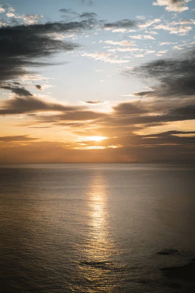 Riflessione luce dorata sul mare durante l'alba — Foto Stock