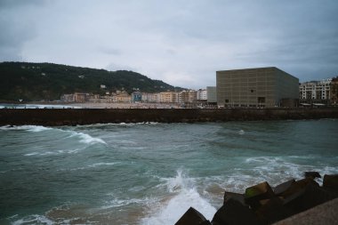 Nehirden şehre giren dalgalar