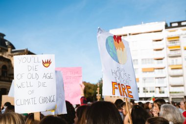 Donostia San Sebastian, İspanya - 27 Eylül 2019: Küresel İklim Grevi'nde pankartlarla yürüyen kalabalık