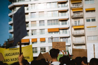 Donostia San Sebastian, İspanya - 27 Eylül 2019: Küresel İklim Grevi'nde pankartlarla yürüyen kalabalık