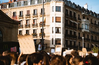 Donostia San Sebastian, İspanya - 27 Eylül 2019: Küresel İklim Grevi'nde pankartlarla yürüyen kalabalık