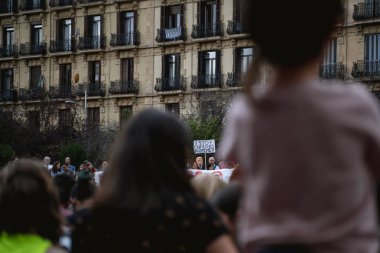 Donostia San Sebastian, İspanya - 27 Eylül 2019: Küresel İklim Grevi'nde pankartlarla yürüyen kalabalık