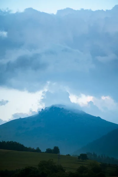 Grandes Nuvens Costuradas Cume Uma Montanha — Fotografia de Stock