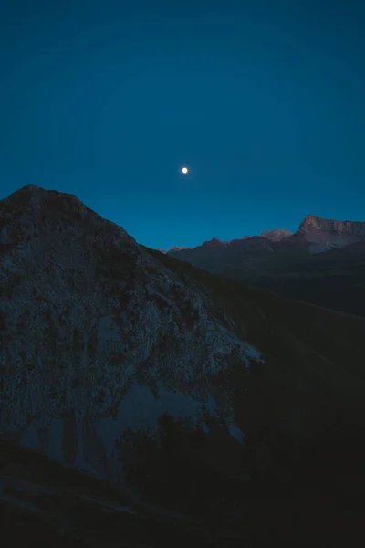 Lua Cheia Iluminando Montanhas Nos Pirinéus — Fotografia de Stock