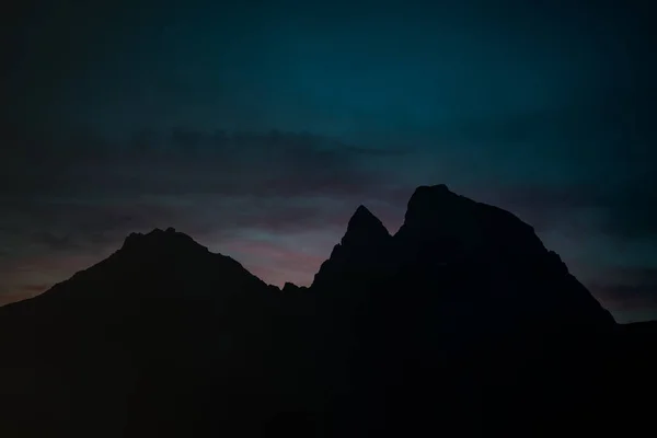 Bergsilhouetten Mit Schönen Blauen Und Rosa Wolken Himmel Nach Sonnenuntergang — Stockfoto
