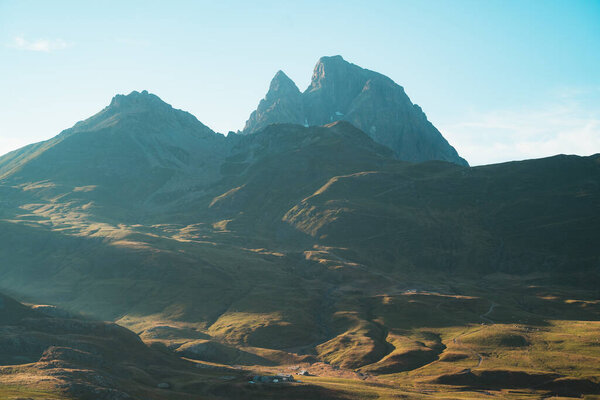 Туманная атмосфера в большой пещере с большой горой в Пьесе