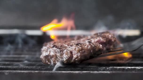 Arrostire Carne Hamburger Capovolgere Sulla Griglia Rallentatore Primo Piano — Video Stock