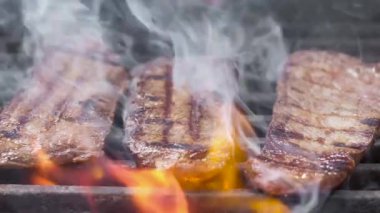 doğal et biftek. Izgarada yemek pişirmek. Açık ateşte et kavurmanın geleneksel yolu.