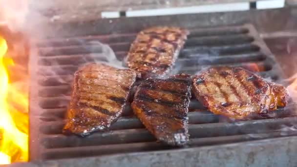 Köttbiffar Rostade Grillen Saftiga Läckra Kött Tillagas Traditionellt Sätt Köttet — Stockvideo