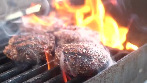 Burgerlapper Nært Hold Det Mye Brann Bakgrunnen Kjøttet Saftig Deilig – stockvideo