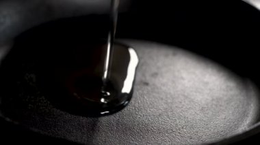 zeytinyağı sıcak siyah tavaya dökülür. ince bir dere döker ve tava üzerinde yayılır