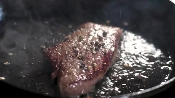 Saftiga Läckra Biff Från Marmor Houdini Stekt Kastrull Och Olivolja — Stockvideo