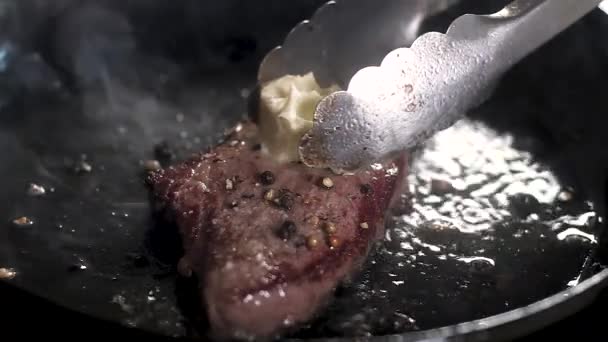 Koch Bemalt Gebratenes Steak Mit Butter Das Schmilzt Und Fließt — Stockvideo