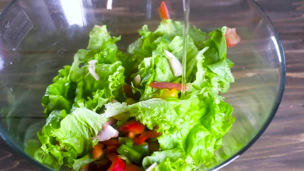 Chef Gießt Salat Mit Olivenöl Ein Dünner Ölstrahl Ergießt Sich — Stockvideo