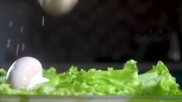 Las Setas Caen Sobre Ensalada Verde Una Gran Cantidad Agua — Vídeo de stock