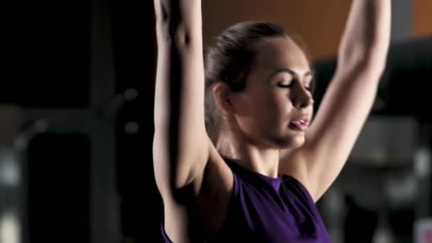 Menina Fitness Forma Esportes Fazendo Exercício Levanta Barra Treinamento Noturno — Vídeo de Stock