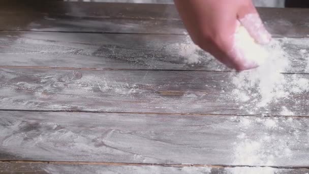 Baker Hands Gegoten Witte Tarwebloem Een Houten Tafel Natuurlijke Ingrediënten — Stockvideo