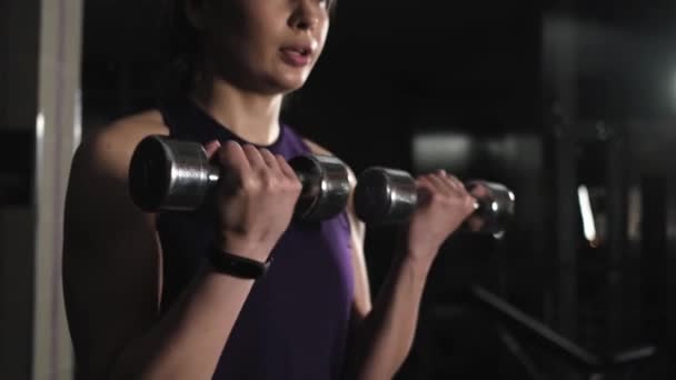 Joven Hermosa Chica Entrena Gimnasio Levanta Mancuernas Metal Las Manos — Vídeo de stock