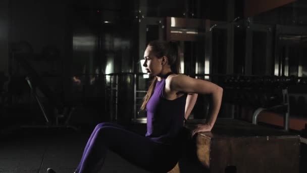 아름다운 스포츠 소녀는 피트니스에 종사하고있다 벤치로 삼두근 운동하기 — 비디오
