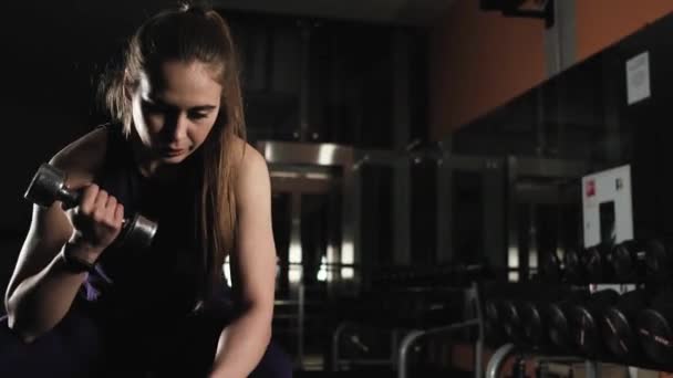 Mujer Fitness Deporte Usan Bombeo Músculos Levantando Pesas Banco Gimnasio — Vídeos de Stock