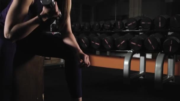 Genç Sporcu Kız Akşam Spor Salonunda Nişanlandı Oturarak Egzersiz Yapıyorsun — Stok video