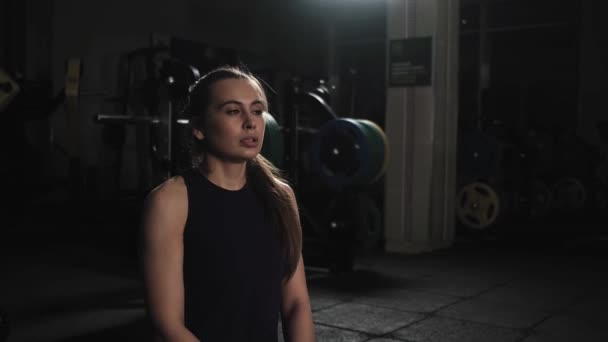 Fiatal Gyönyörű Lány Sport Formában Pihenő Edzés Után Este Tornateremben — Stock videók