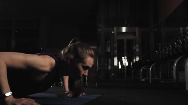 Chica Delgada Fitness Haciendo Ejercicio Gimnasio Realiza Push Ups Desde — Vídeo de stock