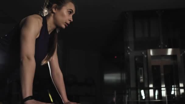 Young Sports Girl Engaged Evening Gym Does Exercise Push Bench — ストック動画