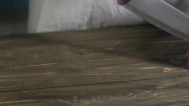 Şef pizza yapmak için bir bıçak ile füme sosis ince dilimkeser. Hasat malzemeleri. Kamera soldan sağa doğru sorunsuz hareket eder.
