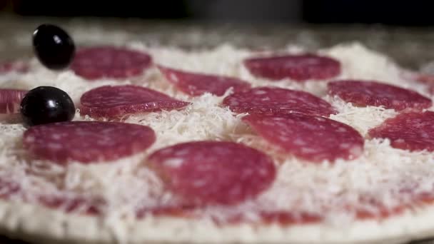 Olive Nere Sottaceto Cadono Sulla Pizza Con Salsiccia Formaggio Preparazione — Video Stock