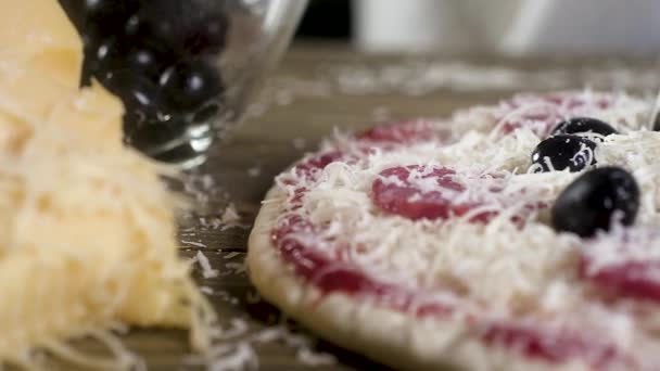 Готовить Сыр Пармезан Свежей Пицце Колбасой Традиционная Итальянская Пицца — стоковое видео