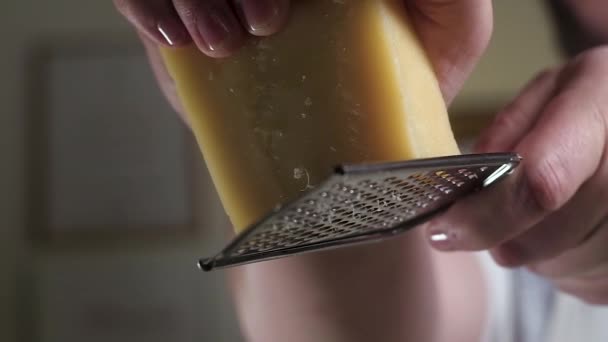 Chef Professionnel Frotte Grand Morceau Parmesan Sur Une Râpe Métal — Video