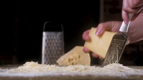 Formaggio Lentamente Rub Una Grattugia Metallo Tavolo Legno Quasi Sacco — Video Stock