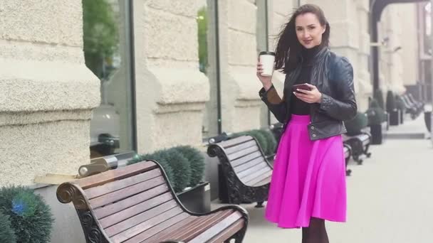 Jonge Aantrekkelijke Meisje Zwart Lederen Jas Roze Rok Staat Buurt — Stockvideo