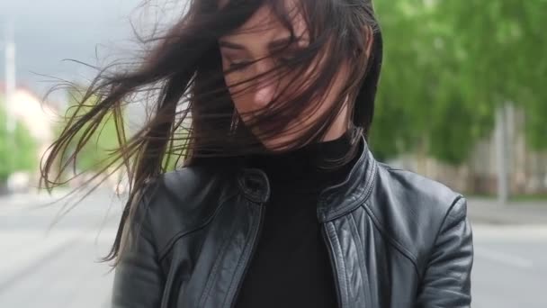 매력적인 소녀의 초상화입니다 바람이 어두운 머리카락이 얼굴을 가린다 모델이 카메라를 — 비디오
