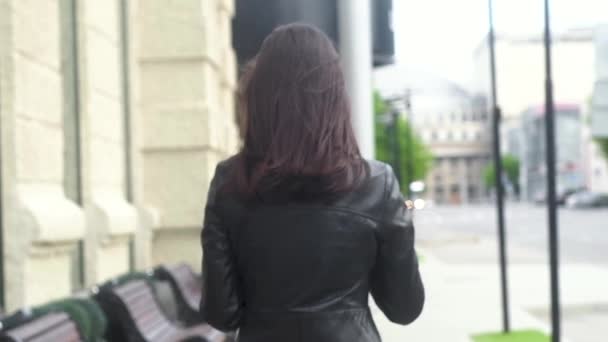 Красивая Веселая Молодая Девушка Идущая Улице Города Черной Куртке Сером — стоковое видео