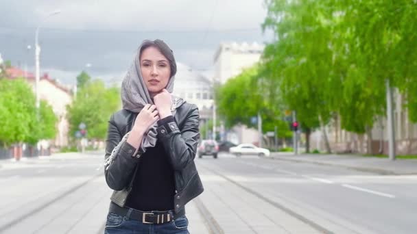 Portret Van Sexy Meisje Zwart Lederen Jas Achtergrond Van Stad — Stockvideo