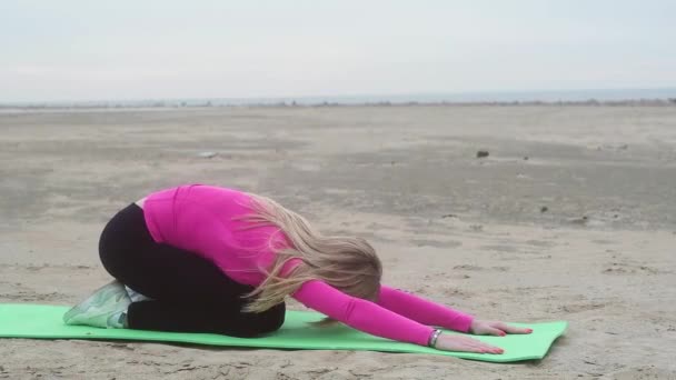 Deportiva Joven Hermosa Chica Leggings Camiseta Activamente Haciendo Ejercicios Arena — Vídeos de Stock