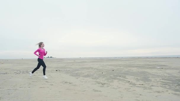 Ein Junges Schlankes Mädchen Rosa Shirt Und Schwarzen Leggings Läuft — Stockvideo