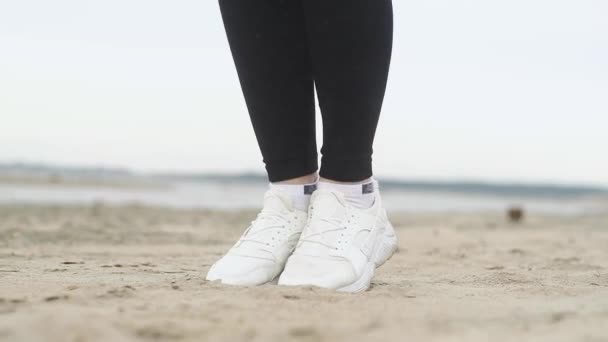 Ένα Κορίτσι Άσπρα Παπούτσια Πηδάει Σχοινί Στην Άμμο Κοντά Πόδια — Αρχείο Βίντεο
