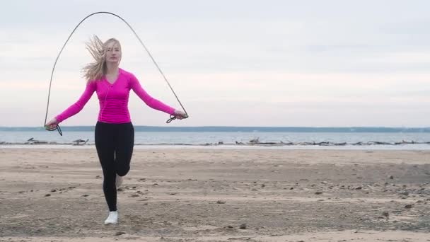 Schönes Junges Athletisches Mädchen Weißen Turnschuhen Schwarzen Leggings Rosa Shirt — Stockvideo