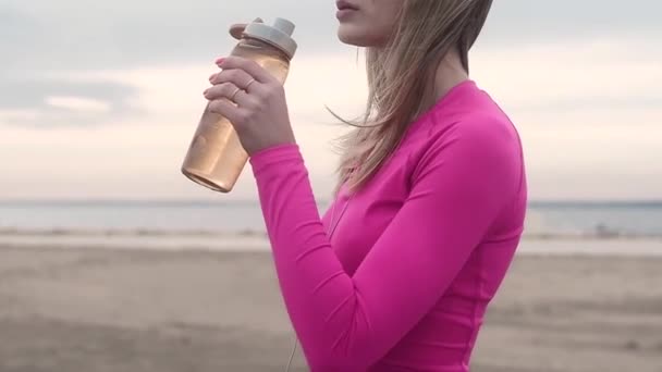 Vacker Ung Atletisk Kvinna Dricksvatten Från Flaska Efter Träning Stranden — Stockvideo