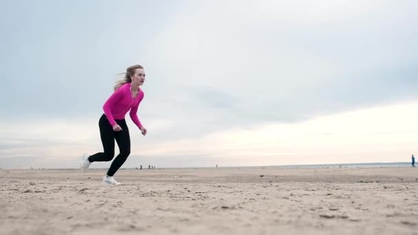 Bella Ragazza Che Corre Sulla Spiaggia Contro Costa Del Mare — Video Stock