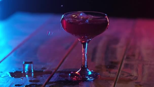 Dans Gobelet Pieds Avec Des Cristaux Goutte Cocktail Rouge Transparent — Video